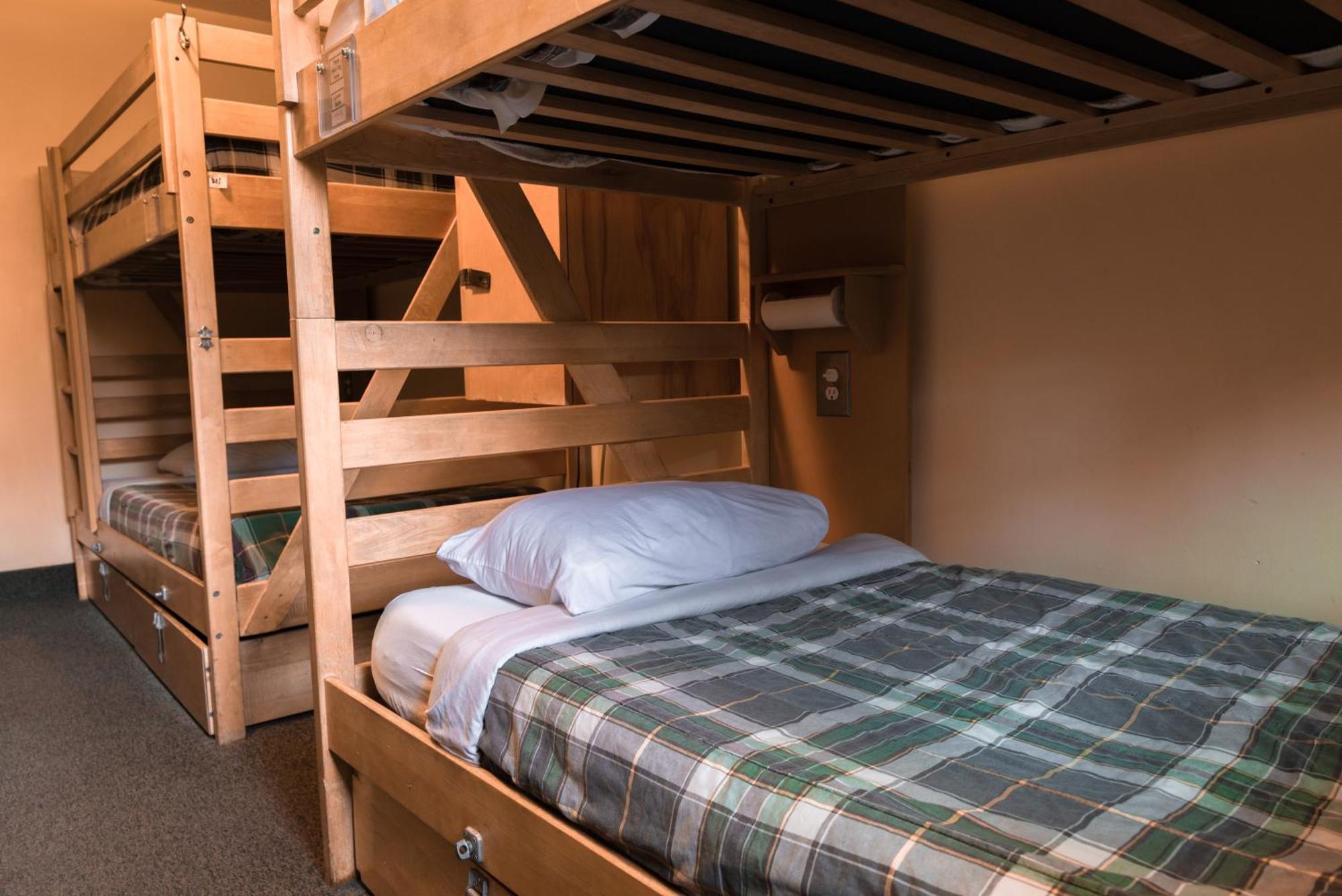 Hi-banff Alpine Centre Hostel *